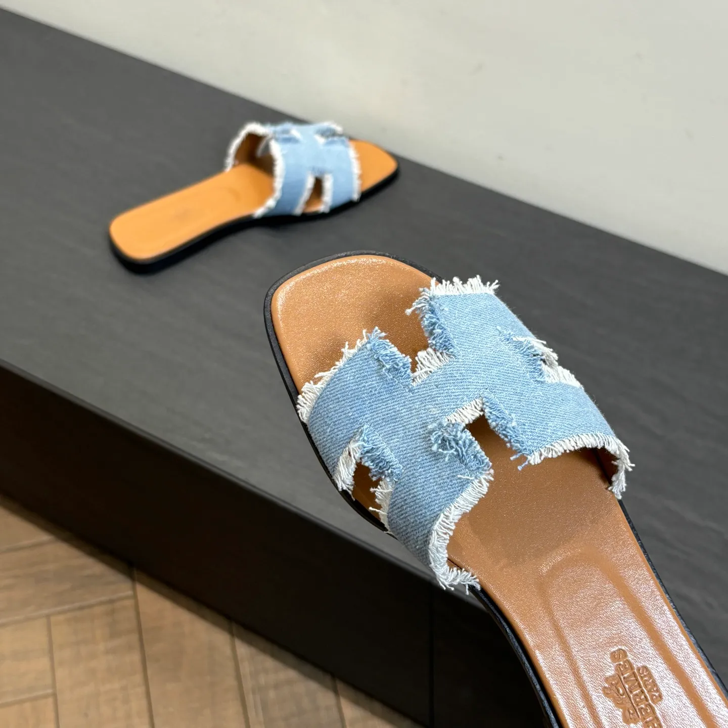 👟👟Ex-factory price 480👟👟 Brand💗: The latest color series from HERMES official website Code number💗: 35-40 full size (34 41 42 customized, non-refundable and non-exchangeable) Upper material💗: Classic plain calfskin Sole material💗: Zero-crack genuine leather mid-sole👑👑👑 Fully dyed HERMES Plain calfskin sandals, a historical representative work, the timeless classic H sandals, suitable for home and travel, this shoe is the finishing touch of your wardrobe, it looks great on the feet💃🏻💃🏻💃🏻